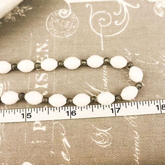 Vintage MCM Beaded Necklace White Plastic Long Midcentury Cottagecore - Picture 4 of 4